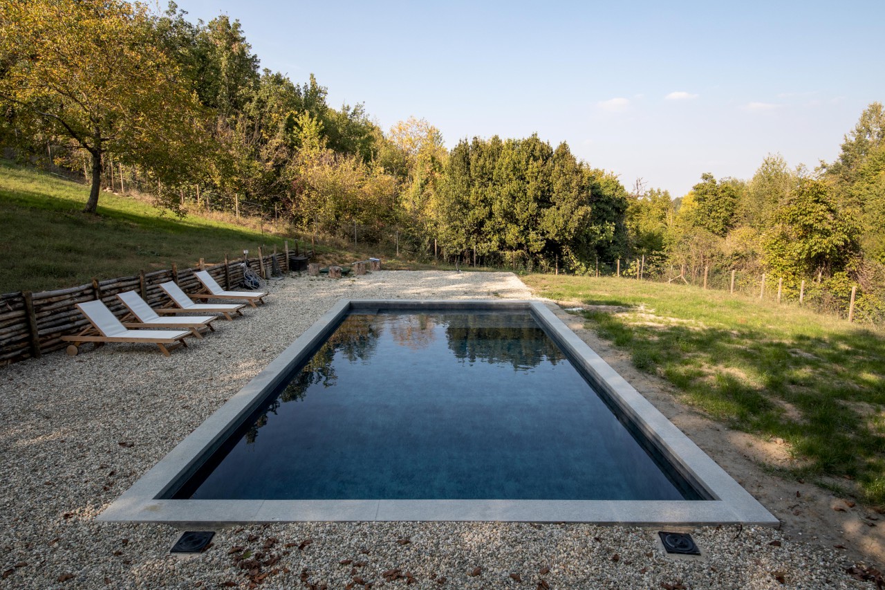 Piscina interrata con spiaggia e rivestimento interno effetto pietra