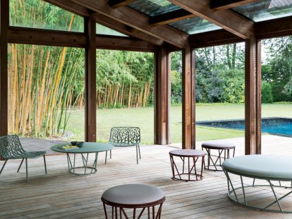 Tavolo outdoor Wild di Fast con poltrona Forest Lounge