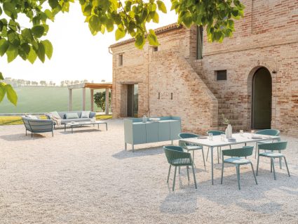 Madia da esterno con piano rialzato Ninfea e sedie Ria di Fast