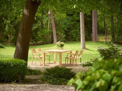 Tavolo in teak Grace di Traditional Teak con le sedie impilabili Grace