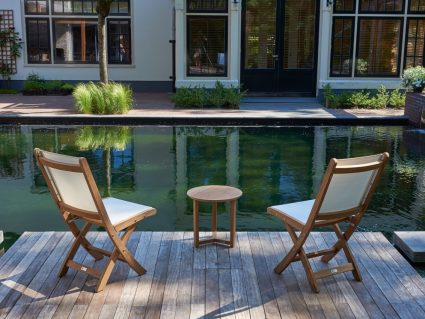 Sedia pieghevole Kate di Traditional Teak con tavolino Manon