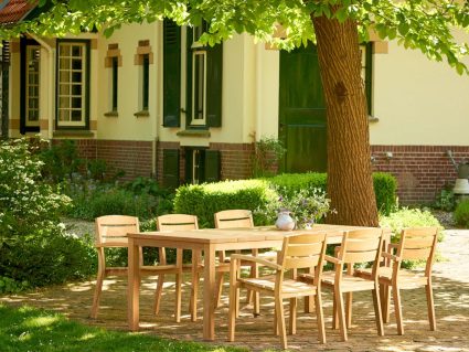 Set in teak con tavolo Floris e poltrone Carlos