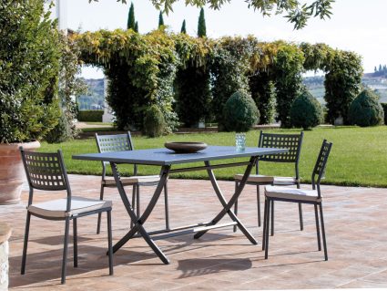 Tavolo pieghevole Vegas di Vermobil con sedie Alice