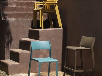 Sgabello in resina Trill con Trill Bistrot e Trill Armchair