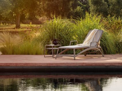 Lettino da giardino Atlantico di Nardi con braccioli e tavolino Pop