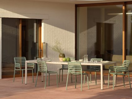 Tavolo allungabile Tevere di Nardi con sedie Doga di Nardi