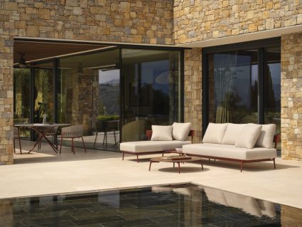 Salotto componibile Aikana di fast con tavolo Moai e sedie Ria