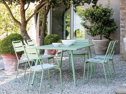 Sedia impilabile Twist di Vermobil colore verde salvia